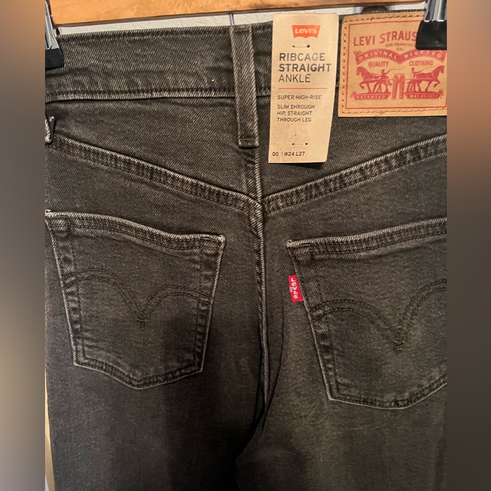 NWT Levi’s Straight Ankle Levis